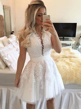 A-Line/Princess V-neck Tulle Sleeveless Short/Mini Homecoming Dress with Beading